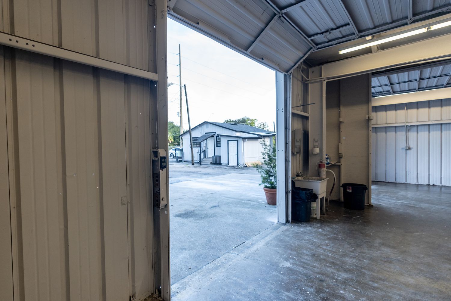 N. Florida Ave Warehouse or Automotive/Office/Showroom- 6,061 SF : 14041 N Florida Ave, Tampa, FL 33613